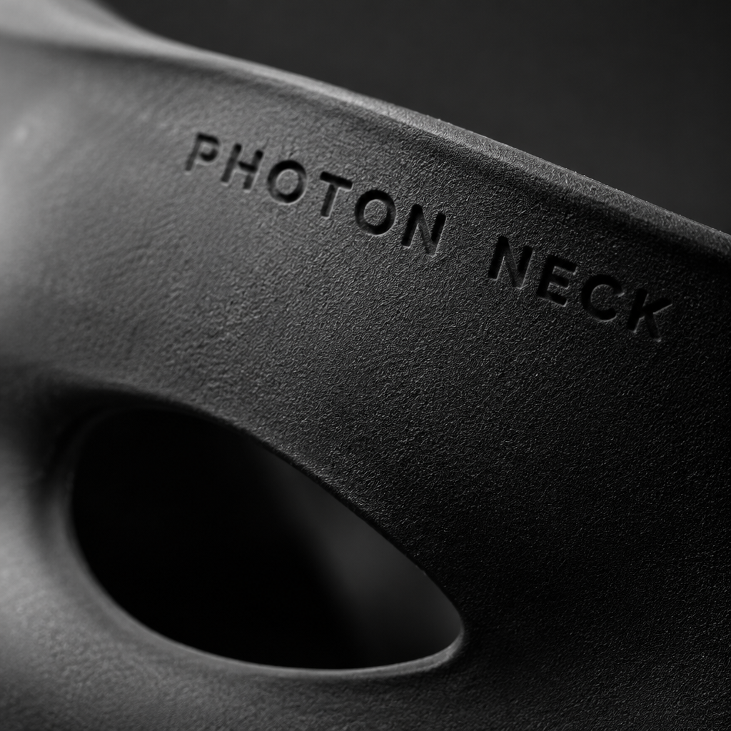Makronärbild på det ingraverade PHOTON NECK-märket i masken.