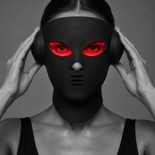 Kvinna sätter på sig Photon Neck-masken, PHOTON NECK ingraverat på pannan.