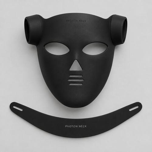 Photon Neck-masken och halsbandet i studio, ingraverad logotyp synlig på pannan.